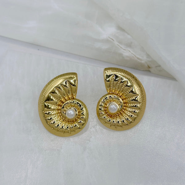 GOLDEN SEASHELL PEARL earrings