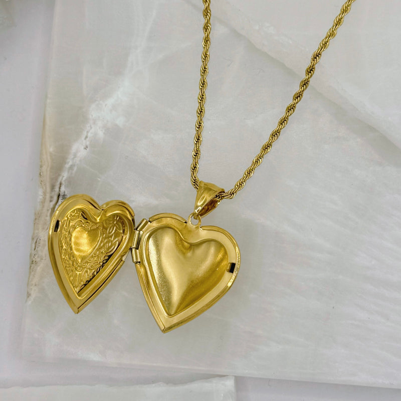 GOLD VINTAGE HEART LOCKET necklace