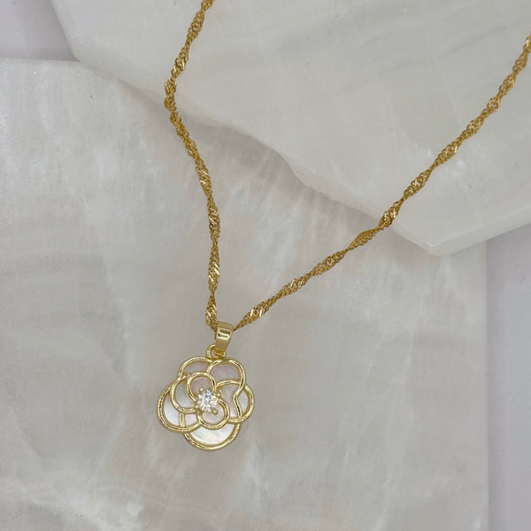 FLOWER MOTHER OF PEARL necklace