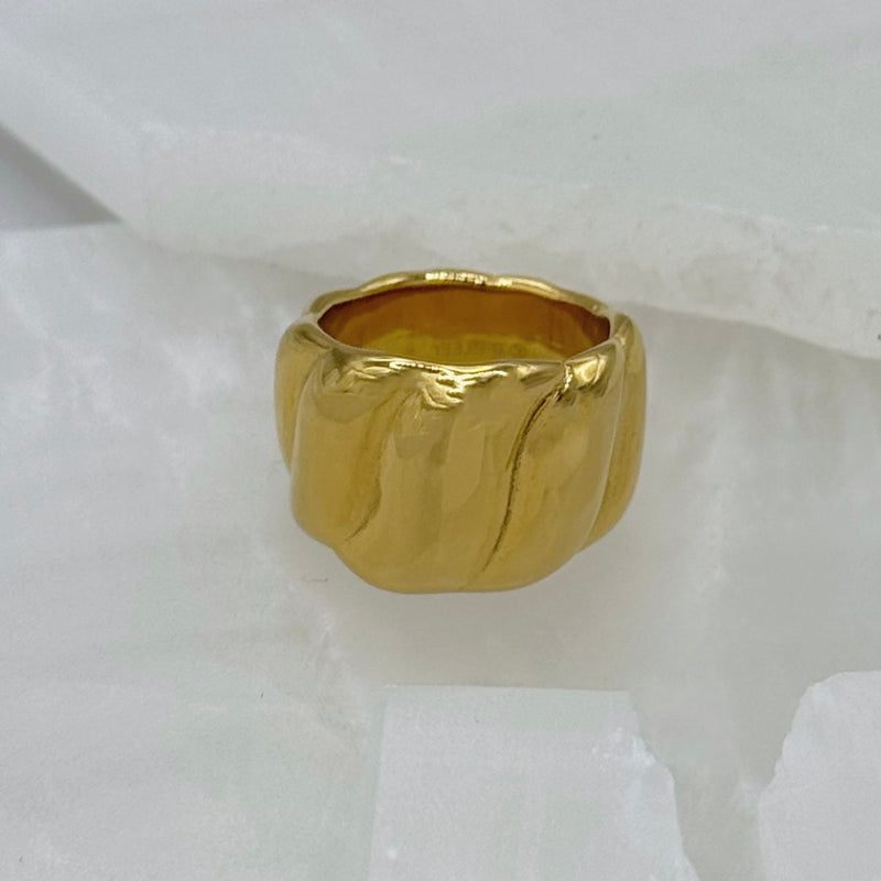 GOLD VINTAGE PUFFY STEEL ring