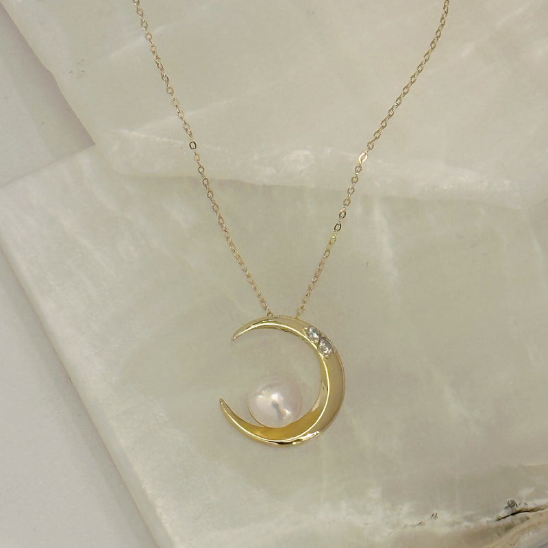 CRESCENT MOON & PEARL necklace